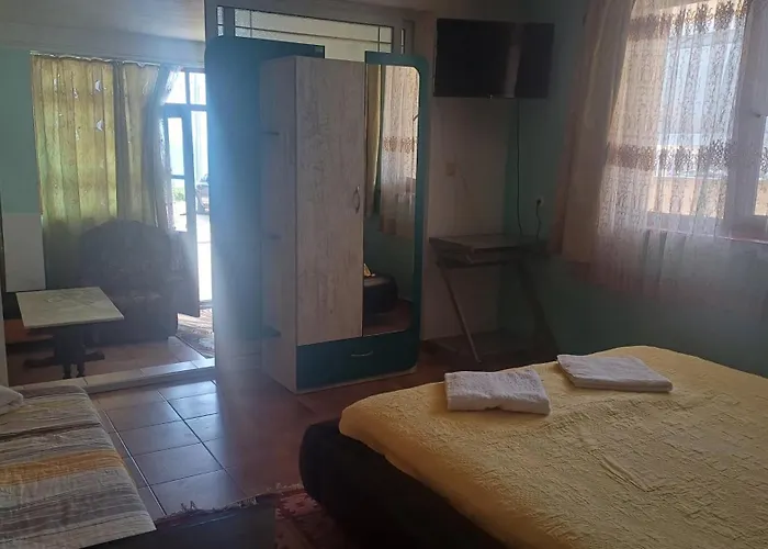 Ivanka Ground Floor Хотел *